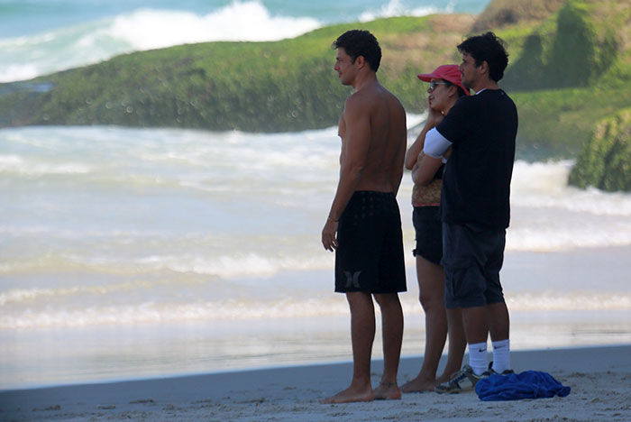  Cauã Reymond curte praia e impressiona por físico sarado