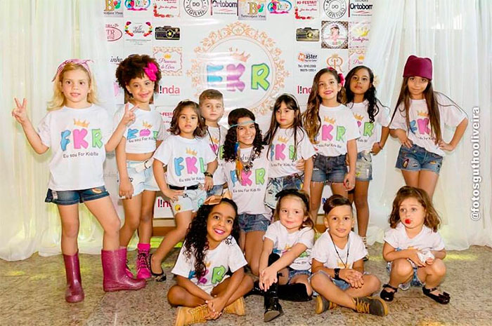  Com o filho, Desirée Oliveira prestigia mini fashionistas