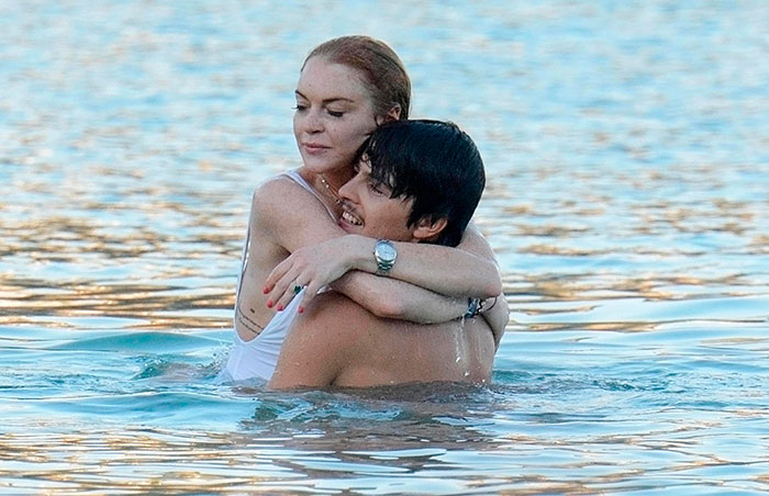 Lindsay Lohan mostra demais ao trocar carinhos com o noivo 