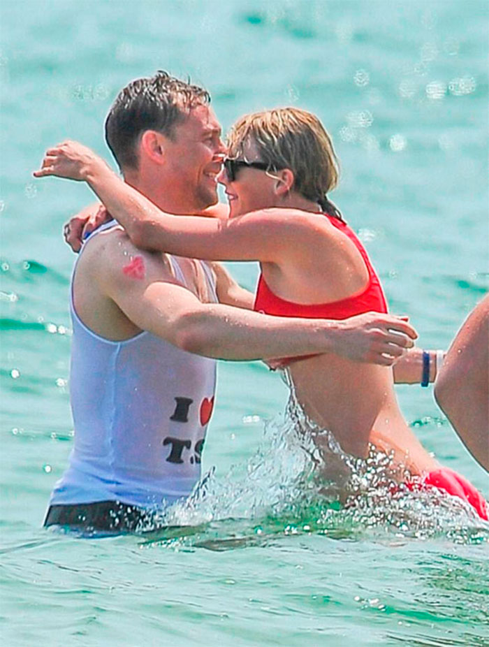 Taylor Swift celebra feriado americano com namorado e amigas