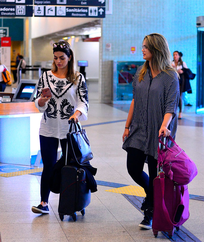 Com a filha, Kelly Key esbanja estilo em aeroporto do Rio