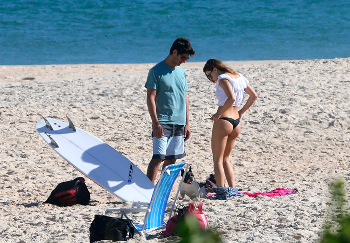  Isis Valverde apostou em um biquíni para o dia na praia