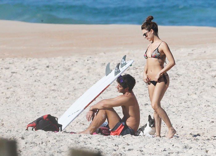  Isis Valverde e o namorado na praia de Grumari