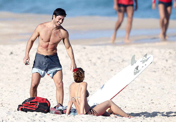 O casal aproveitou o dia para curtir a praia