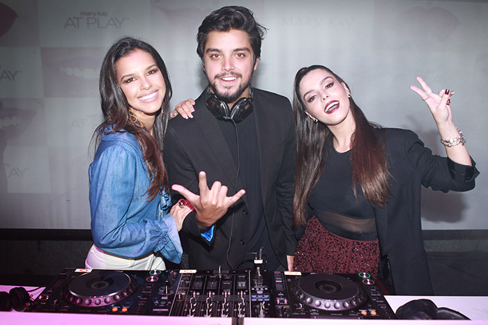 Giovanna Lancellotti e Rodrigo Simas atacam de DJs em festa