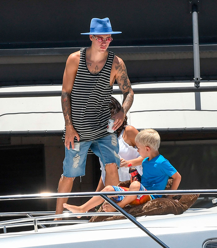 Justin Bieber relaxa em iate de luxo ao lado do irmão