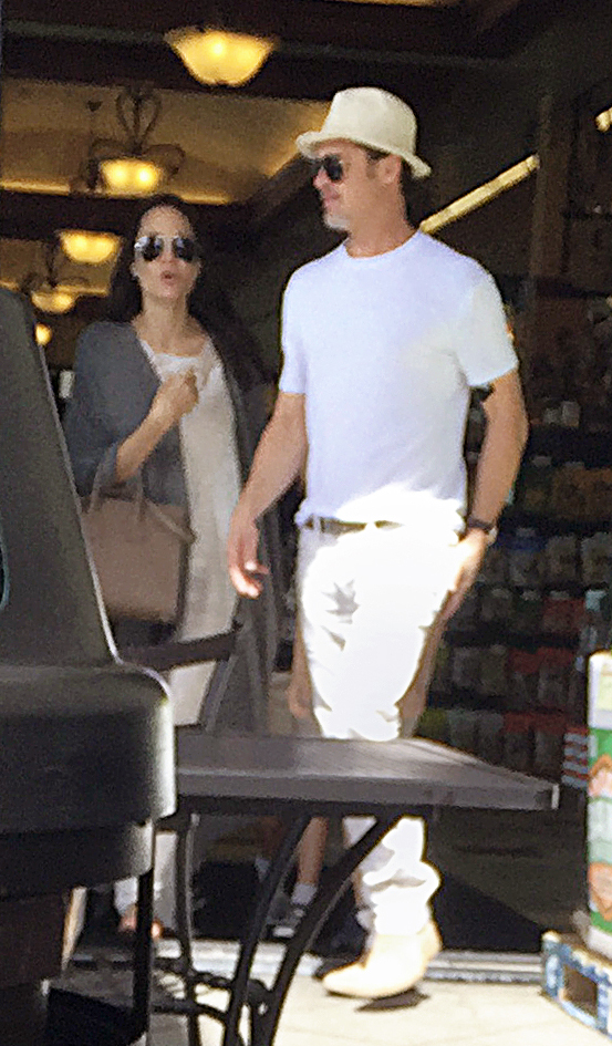 Angelina Jolie e Brad Pitt fazem mercado juntinhos