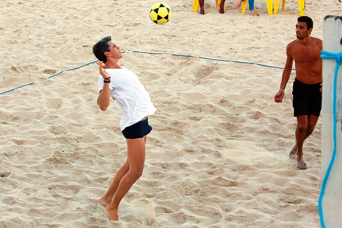 Márcio Garcia curte fim de tarde no futevôlei