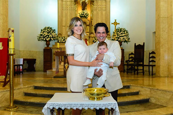 João Marcelo Bôscoli e a mulher batizam o filho em São Paulo