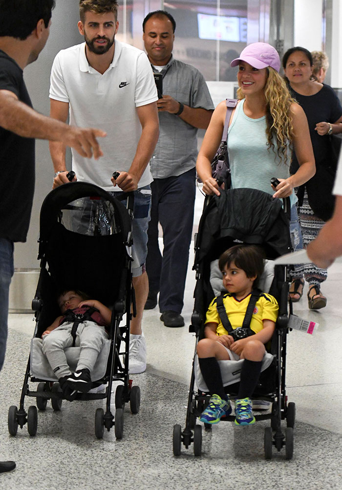 Shakira e Piqué chegam com os filhos em Miami