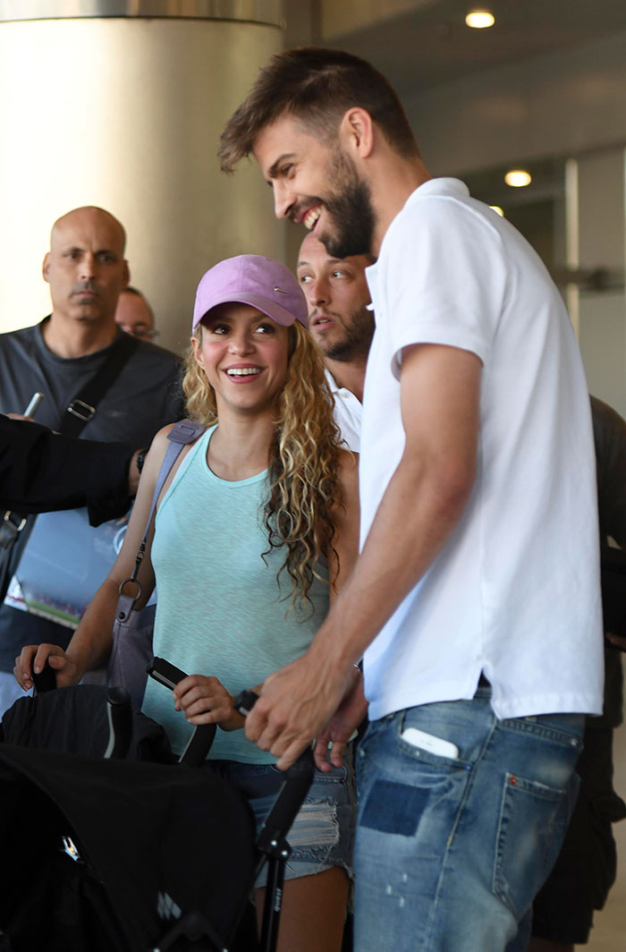 Shakira e Piqué chegam com os filhos em Miami