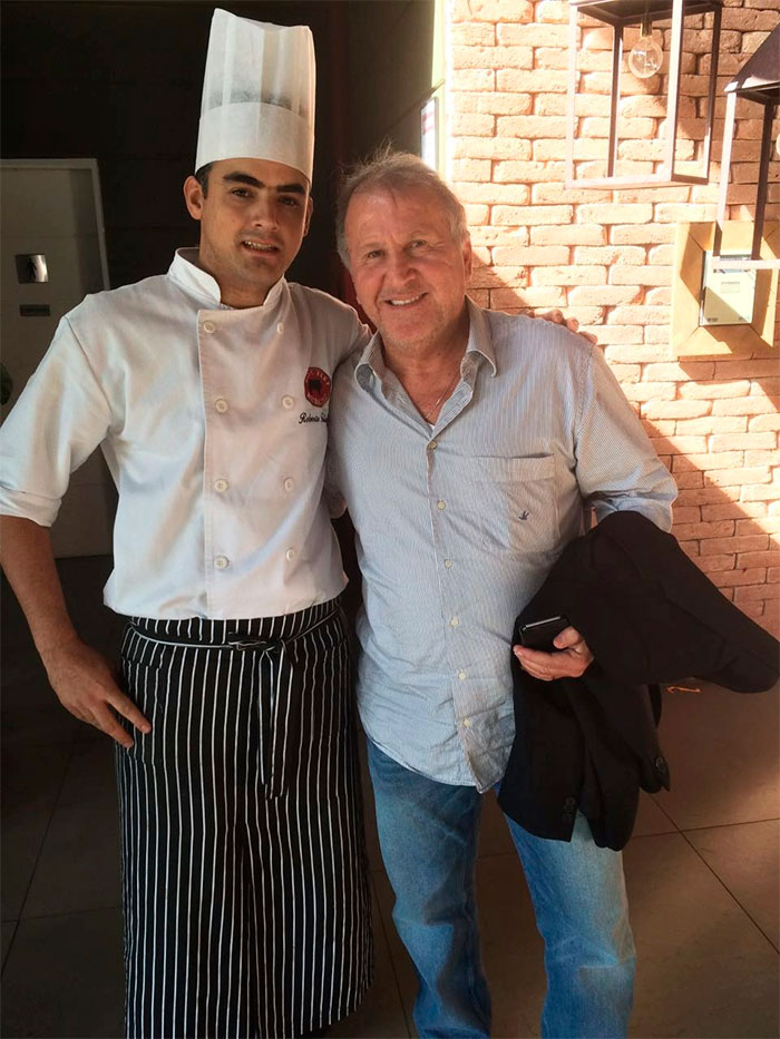Zico aproveita almoço em Brasília e posa com chef