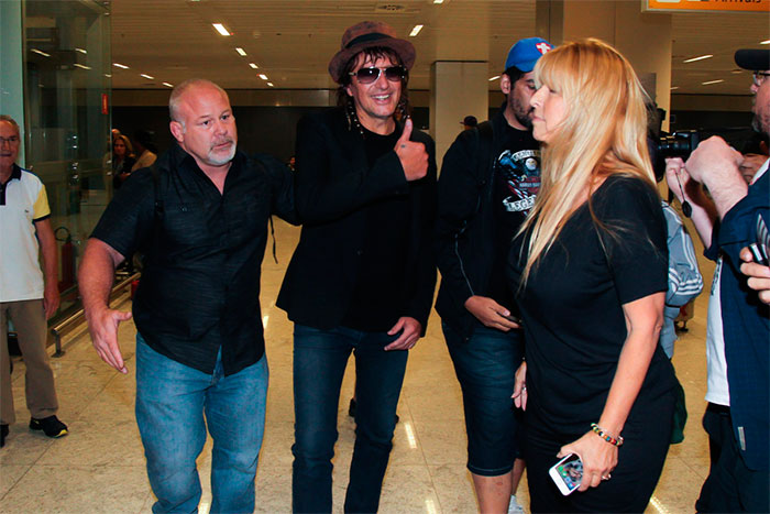 Richie Sambora e Orianthi desembarcam em São Paulo