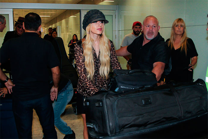 Richie Sambora e Orianthi desembarcam em São Paulo