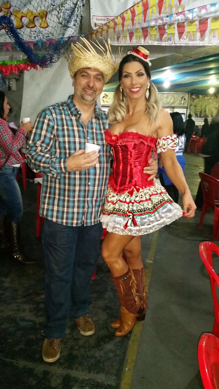 Madrinha da Acadêmicos do Tatuapé brilha em festa junina