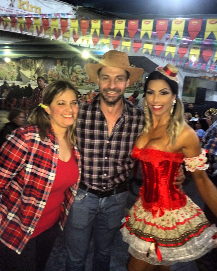 Madrinha da Acadêmicos do Tatuapé brilha em festa junina