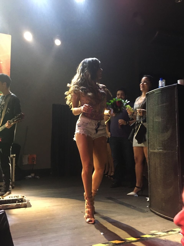 Denise Dias dança no show de MC Sapão