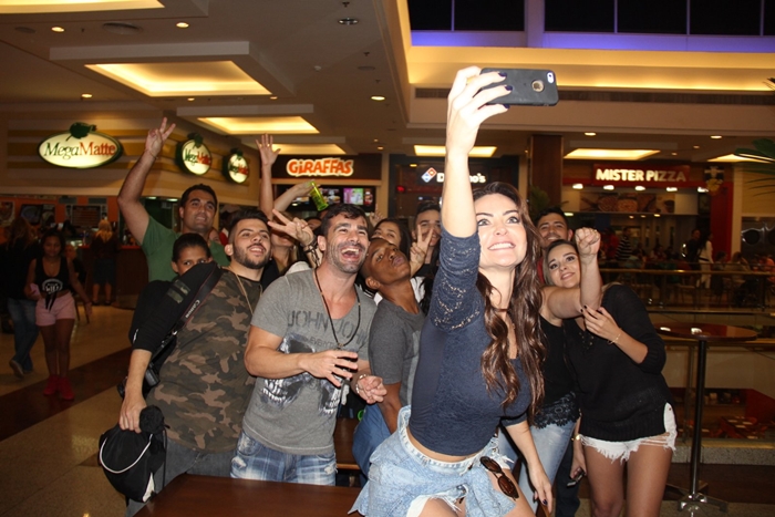 Laura Keller e Jorge fazem encontro com fãs no RJ