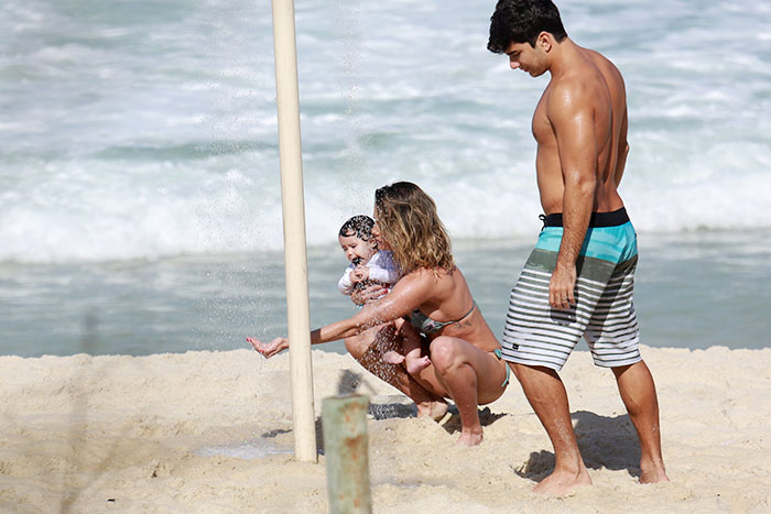 Sarados, Deborah Secco e o marido curtem praia com a filha