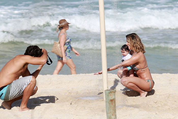 Deborah Secco e Hugo Moura curtem praia com a filha