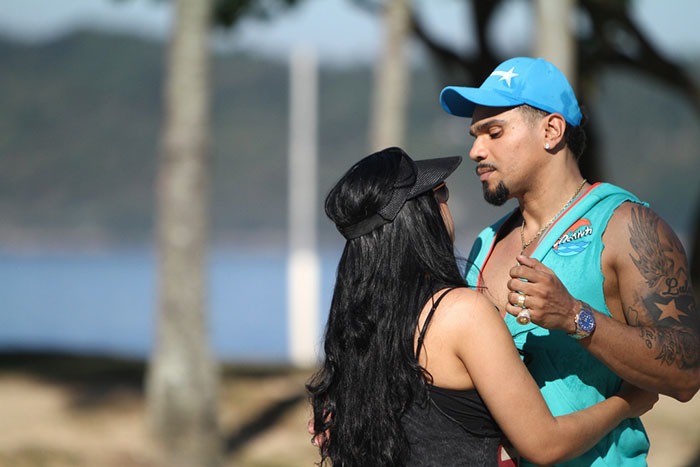 Com a esposa e dançarinos, Naldo Benny finaliza clipe no Rio