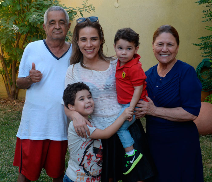  Com a família, Wanessa Camargo visita os avós em Goiás