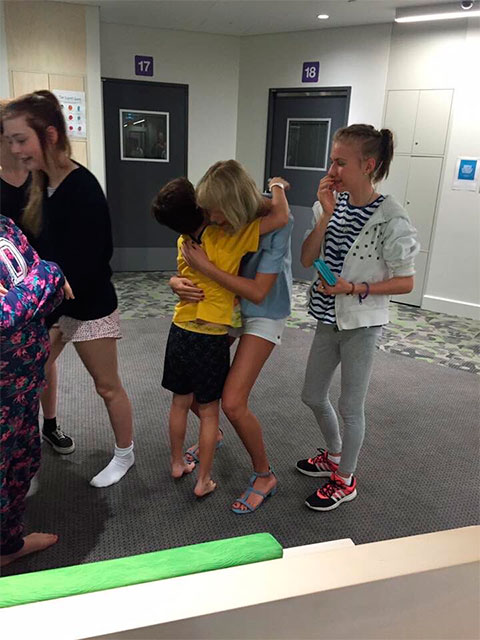 Taylor Swft visita fãs em hospital infantil na Austrália