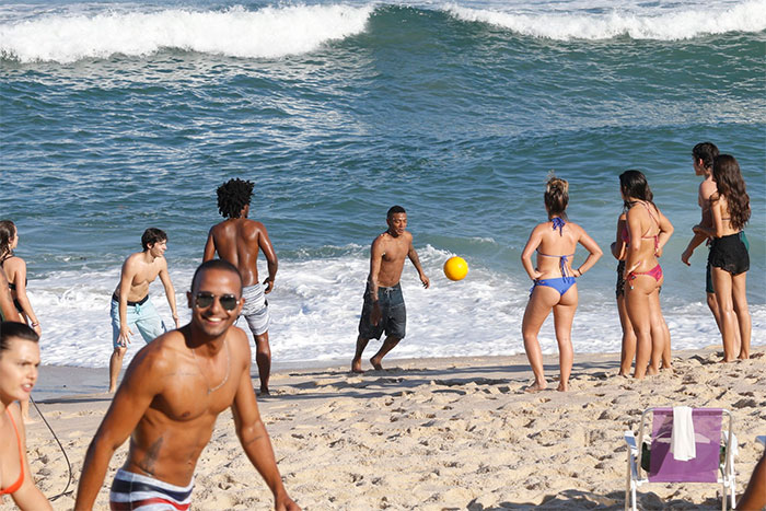  Elenco de Malhação faz a festa durante gravação na praia