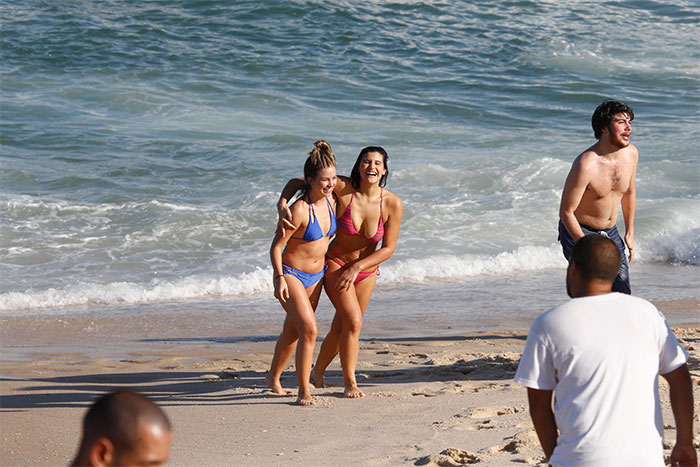  Elenco de Malhação faz a festa durante gravação na praia