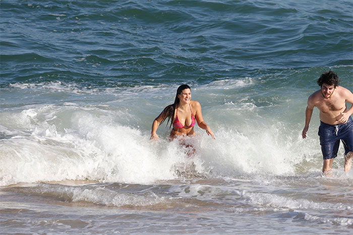  Elenco de Malhação faz a festa durante gravação na praia