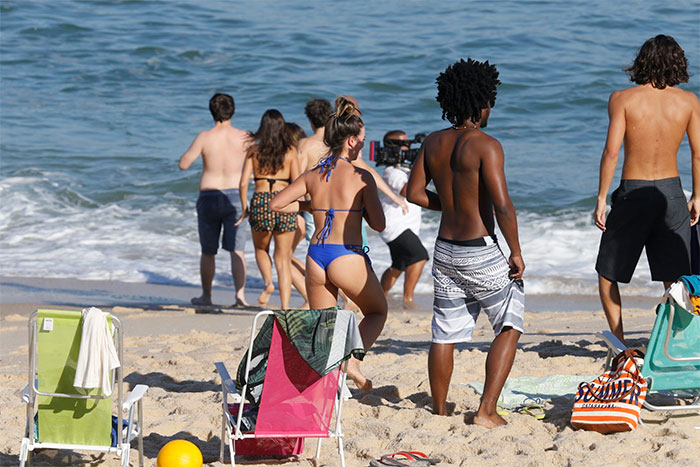  Elenco de Malhação faz a festa durante gravação na praia