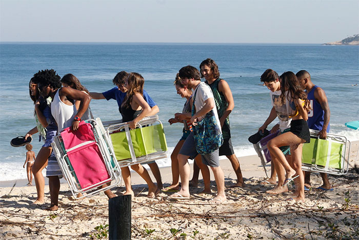  Elenco de Malhação faz a festa durante gravação na praia