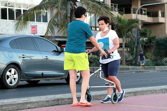 Com amigo, Cláudia Rodrigues se exercita pela orla do Leblon