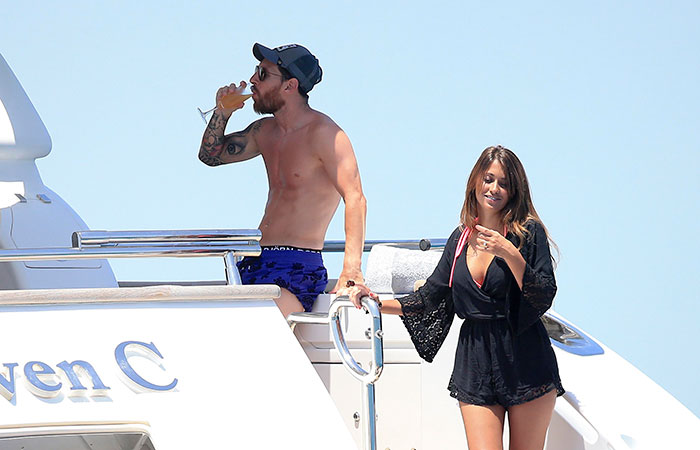 Lionel Messi relaxa com a mulher em Ibiza a bordo de iate
