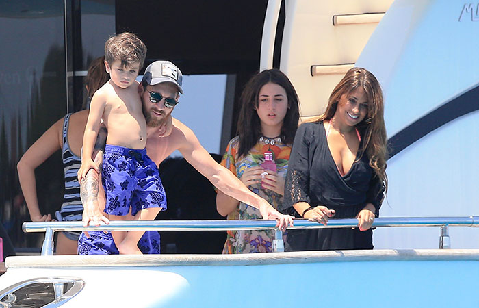 Lionel Messi relaxa com a mulher em Ibiza a bordo de iate