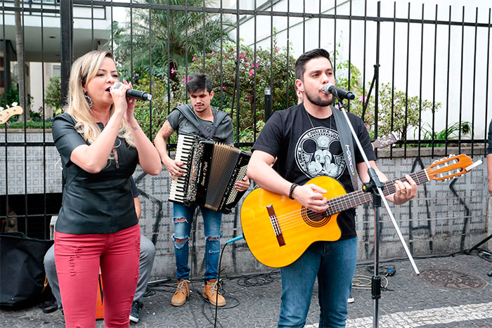 Maria Cecília e Rodolfo reúne fãs em ação na Av. Paulista