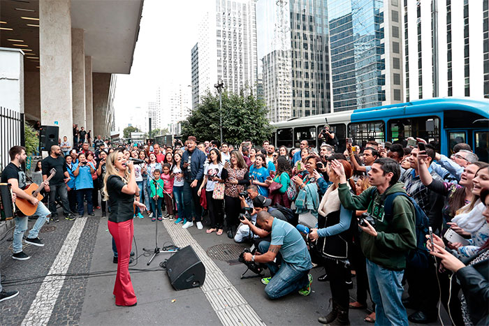 Maria Cecília e Rodolfo reúne fãs em ação na Av. Paulista