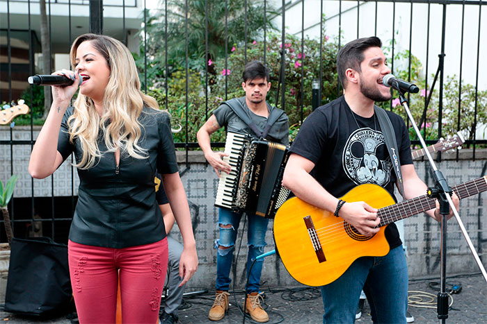 Maria Cecília e Rodolfo reúne fãs em ação na Av. Paulista