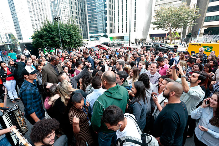 Maria Cecília e Rodolfo reúne fãs em ação na Av. Paulista