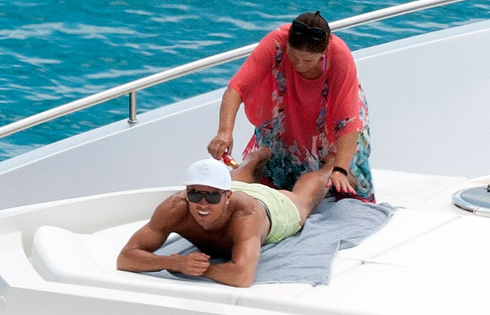 Mimado! Mãe de Cristiano Ronaldo faz massagem no filho