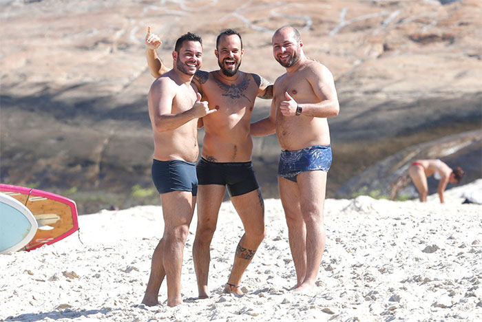  Com amigos, Paulo Vilhena posa para fotos em dia de praia