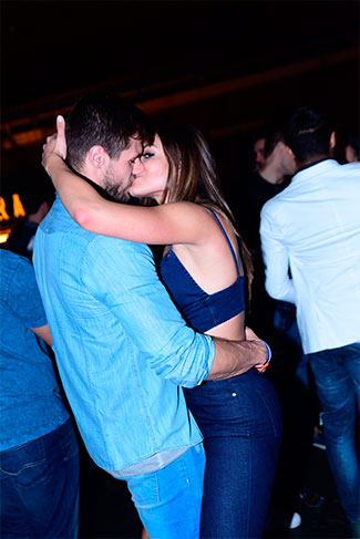Jonas Sulzbach e Mari Gonzalez beijam muito em festa sertaneja