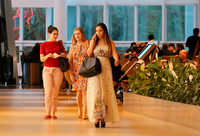 Mulher Melão aposta em vestidão para passeio no shopping