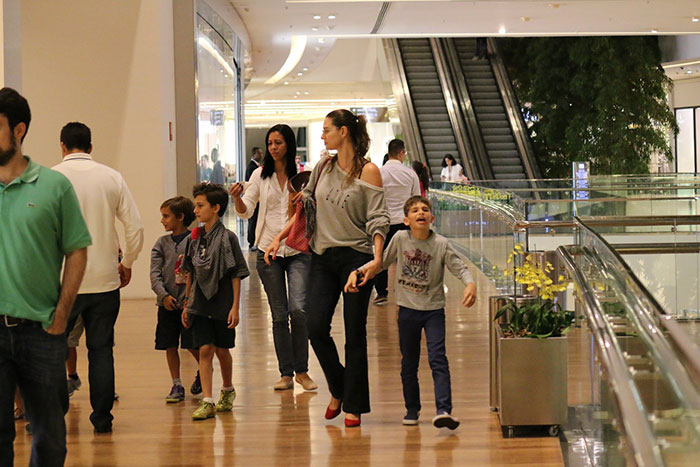 Lavínia Vlasak se diverte com a família em shopping do Rio