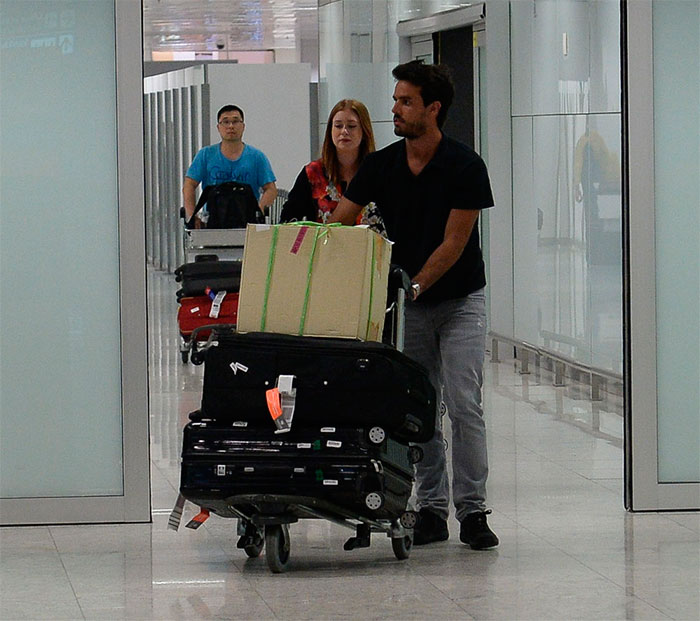 Marina Ruy Barbosa e Xandinho Negrão desembarcam em SP