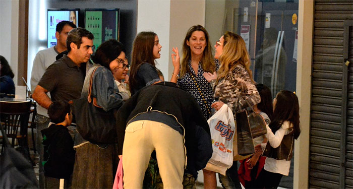 Ingrid Guimarães e Ricardo Duque se esbarram em shopping