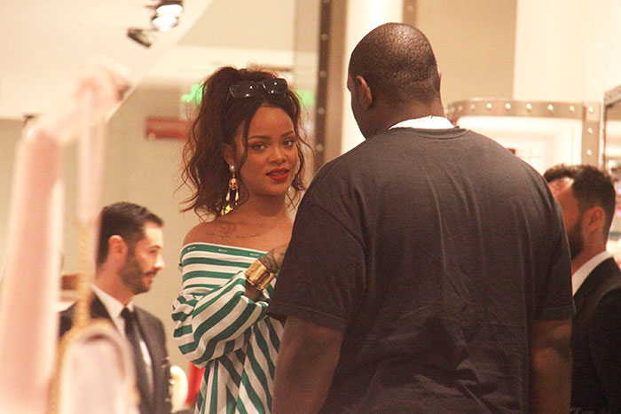 Rica! Rihanna faz compras em loja de grife em Milão