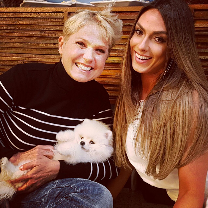 Xuxa Meneghel grava com Nicole Bahls e seu pet fofíssimo