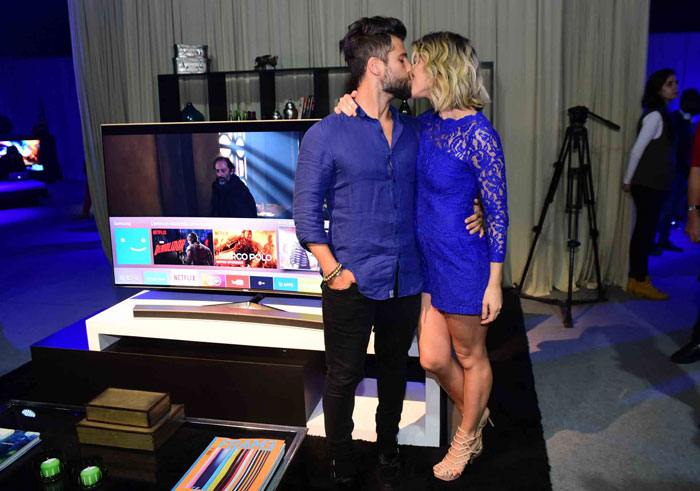  Bruno Gagliasso e Giovanna Ewbank trocam beijos em evento