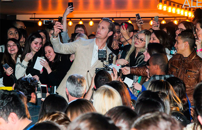 Alexander Skarsgard esbanja elegância em premiere no Brasil